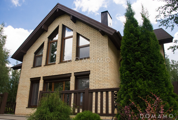 Проект кирпичного дома с навесом для машины