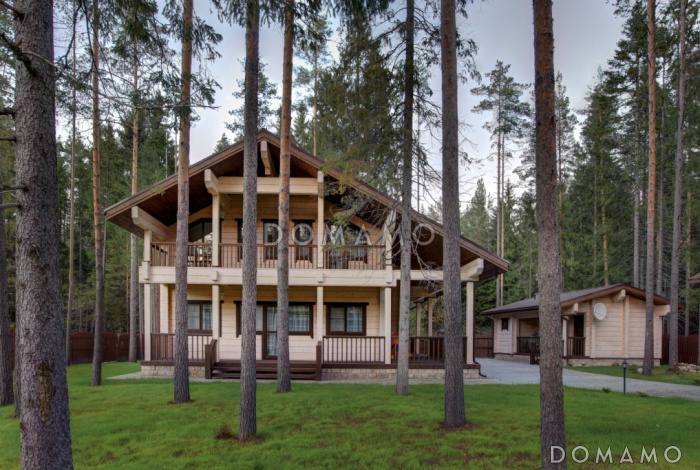 Проект дома из клееного бруса с просторным балконом на втором этаже