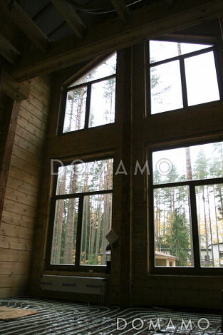 Проект деревянного дома из клееного бруса с просторной, светлой гостиной и техническим помещением с отдельным входом