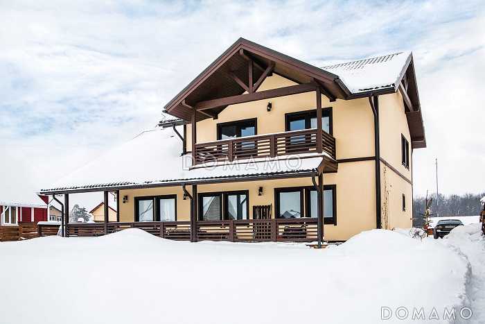 Проект мансардного дома из кирпича с детскими комнатами, уютной гостиной и сауной