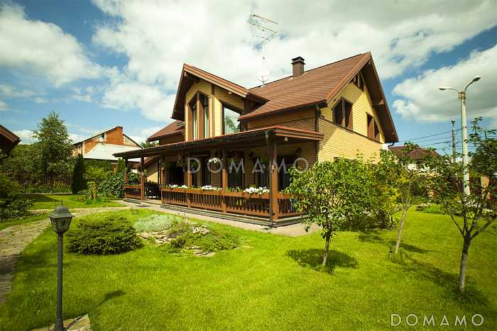 Проект кирпичного дома с эркером и гаражом для одной машины