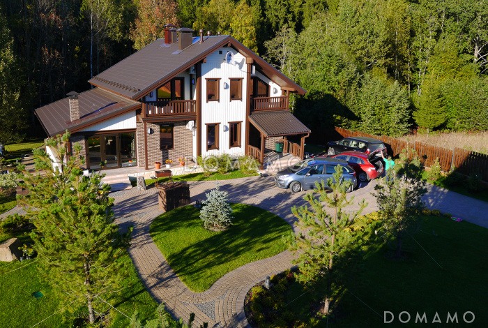 Проект каркасного дома с цокольным этажом и небольшим бассейном