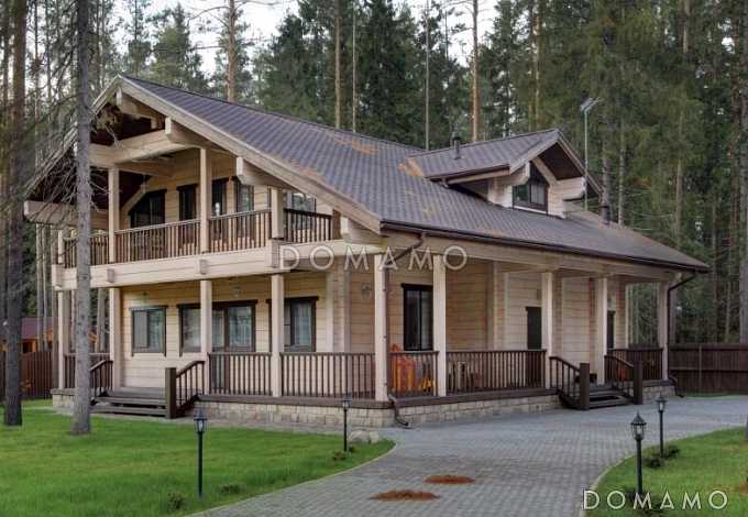 Проект дома из клееного бруса с просторным балконом на втором этаже