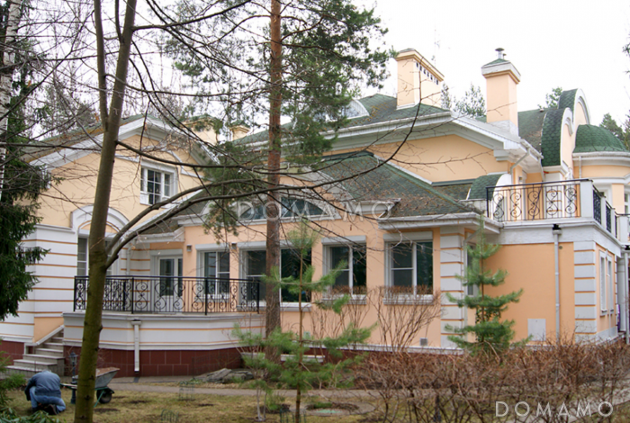 Проект коттеджа с двусветной гостиной и бассейном