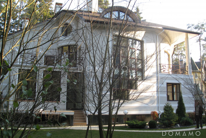 Проект дома с двусветной гостиной и бассейном