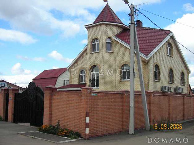 Проект квадратного коттеджа с башенкой