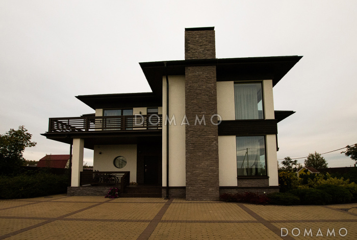 Проект кирпичного двухэтажного дома с большими окнами