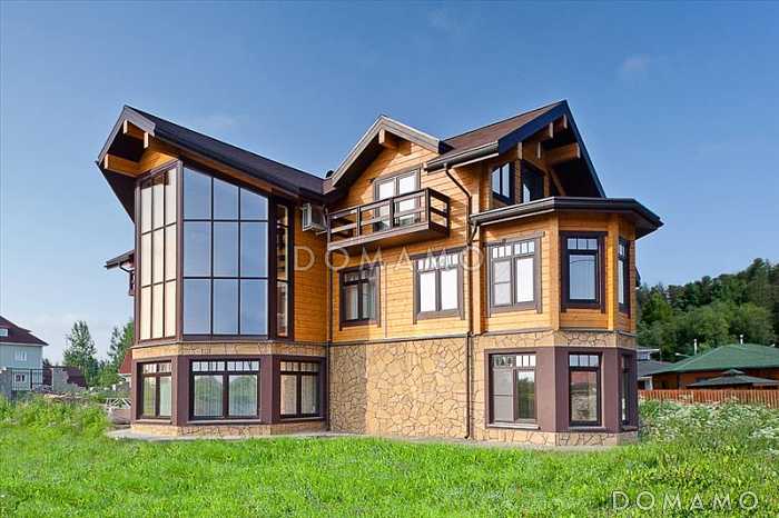 Проект стильного дома из клееного бруса с обширным остеклением и вторым светом