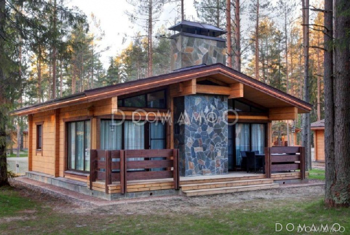 Проект одноэтажного дома из клееного бруса с панорамными окнами в пол, большими крыльцом и террасой