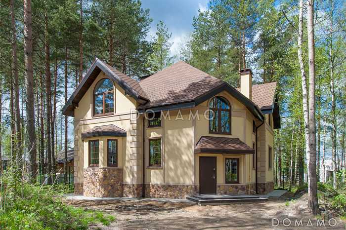 Проект загородного дома с эркером в гостиной, вторым светом, постирочной, детскими комнатами