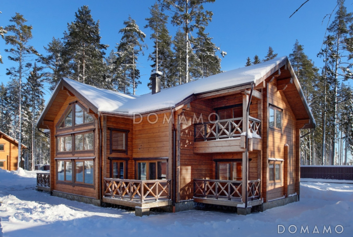 Проект двухэтажного дома из клееного бруса с тремя небольшими террасами на первом этаже