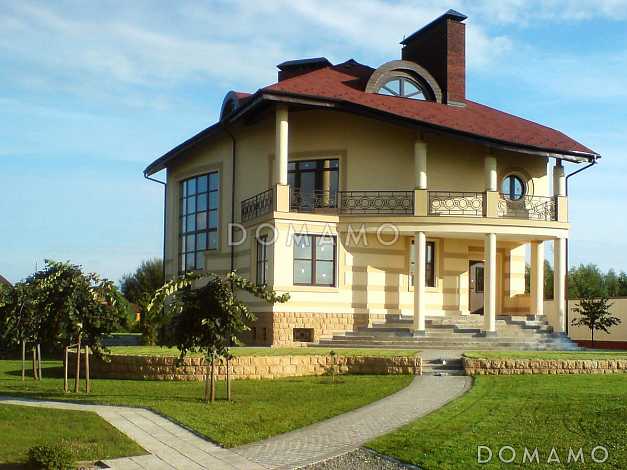 Проект современного дома с мансардным и цокольным этажом