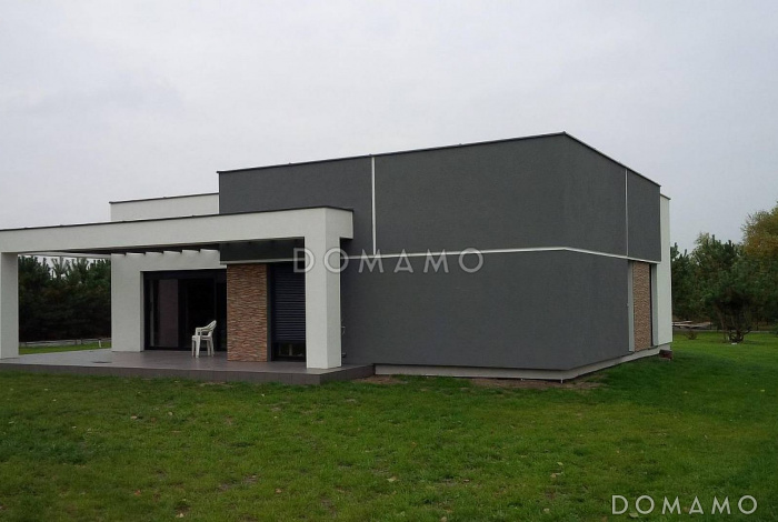 Проект небольшого современного одноэтажного дома из газобетона с тремя спальнями и красивой террасой