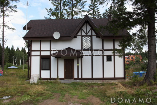 Проект дома из кирпича с отделкой фасадов в стиле фахверк, сауной на мансардном этаже