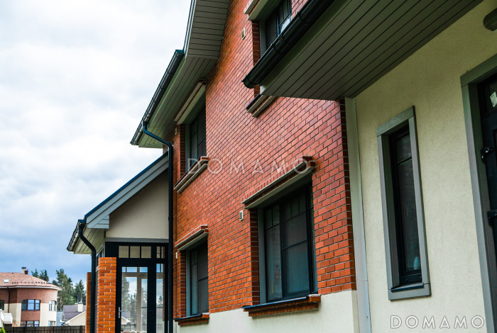 Проект дома из газобетона с панорамным остеклением на веранде, гаражом и навесом для авто