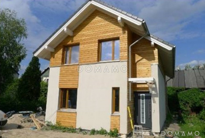 Проект небольшого одноэтажного мансардного дома из кирпича с дополнительной комнатой на первом этаже и угловым балконом