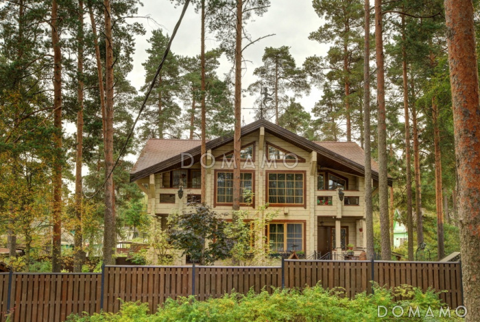 Проект деревянного дома из клееного бруса с огромной спальней на втором этаже