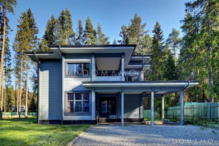 Проект двухэтажного дома из клееного бруса с двумя балконами на втором этаже