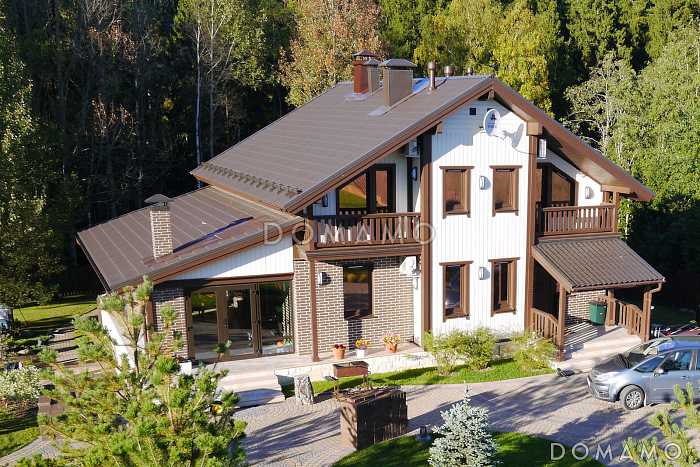 Проект дома из кирпича с цокольным этажом и небольшим бассейном