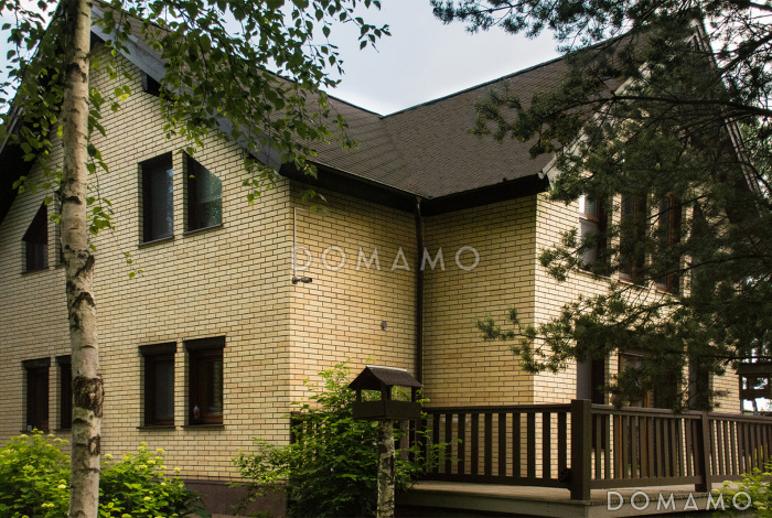 Проект кирпичного дома с навесом для машины