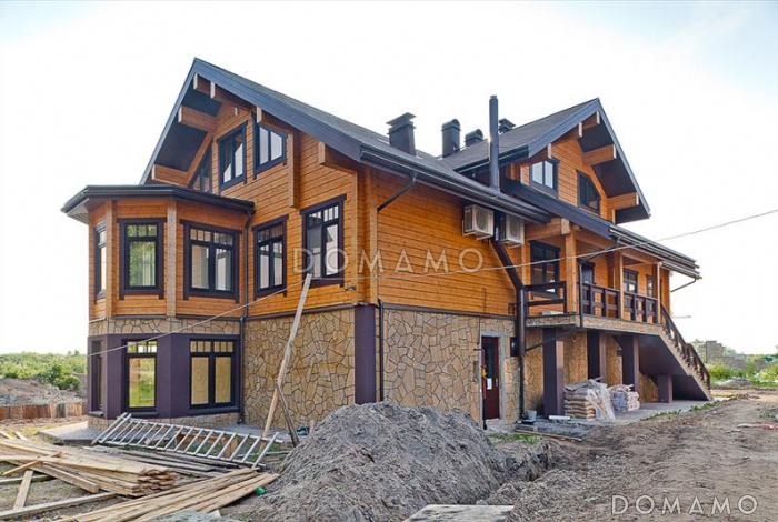 Проект стильного дома из клееного бруса с обширным остеклением и вторым светом