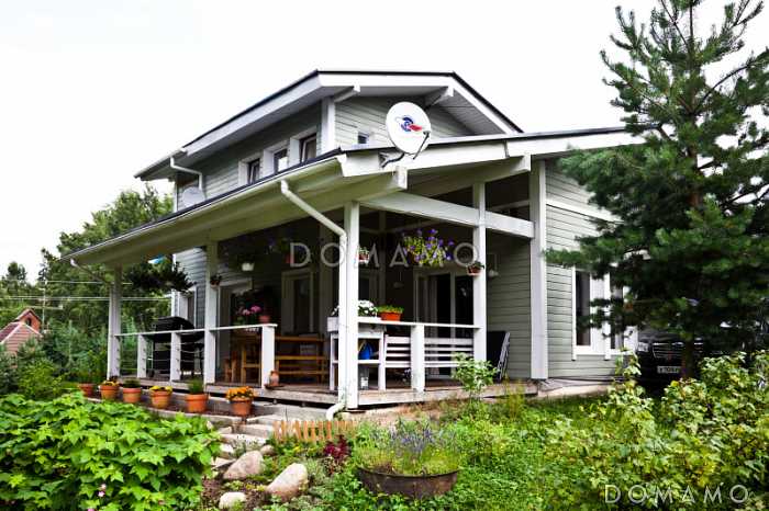 Проект каркасного дома с навесом для одной машины и двумя спальнями на мансардном этаже