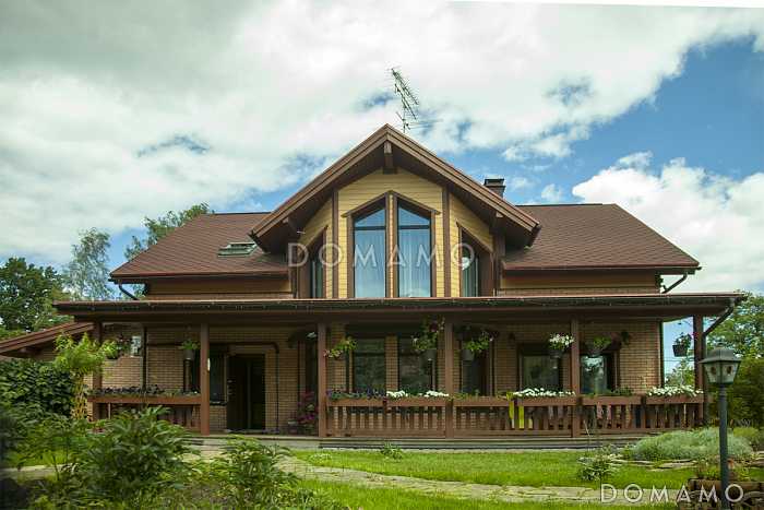 Проект каркасного дома с эркером и гаражом для одной машины