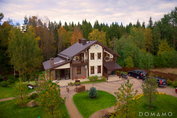 Проект дома из кирпича с цокольным этажом и небольшим бассейном