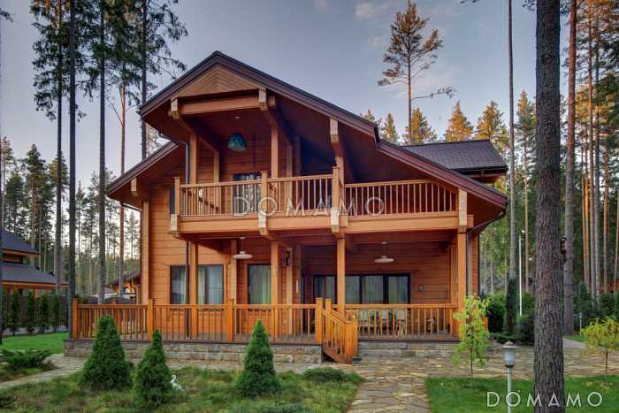 Проект деревянного дома из клееного бруса с просторным балконом на втором этаже