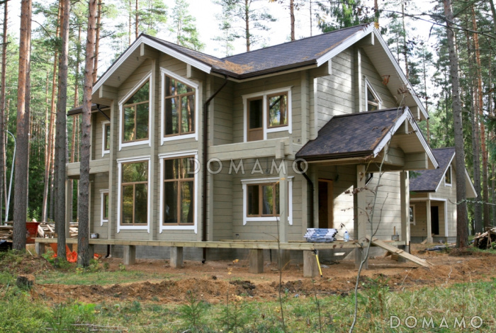 Проект деревянного дома из клееного бруса с просторной, светлой гостиной и техническим помещением с отдельным входом